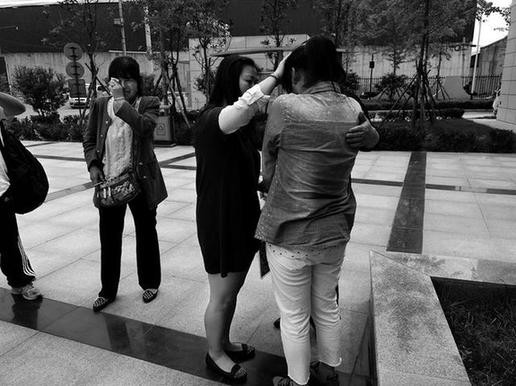 乐乐在家人陪同下来到精神卫生中心接受治疗