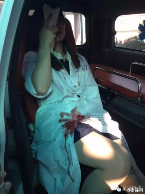 患者家属不愿当天转院踢飞椅子砸断女医生鼻骨