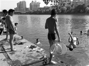 贴沙河成露天泳池 网友供图