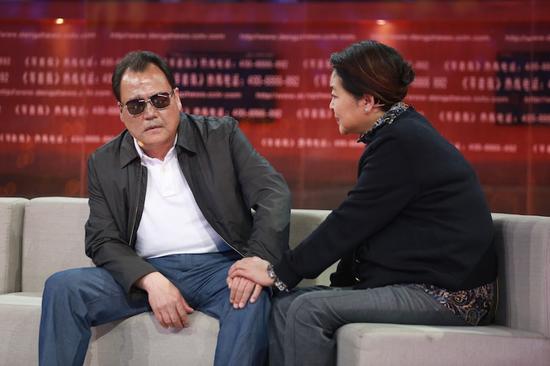 图:倪萍与骆牧渊交谈.