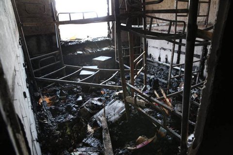 801，朝西的一个卧室内，过火比较严重，三个双层床被烧毁。
