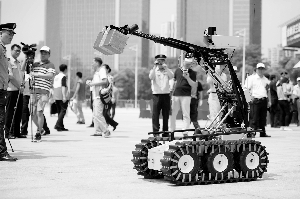 排爆机器人吸引了众多市民的目光