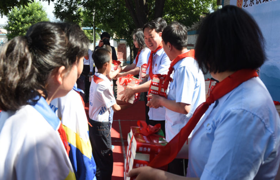 为庆祝六一儿童节，北京铁法给羊坊路口小学每一位同学都准备了节日礼物  摄影 通讯员贾江
