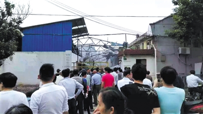 2016年5月23日，上海青浦区上海焦耳蜡业有限公司厂房爆炸已造成3人死亡。图/CFP