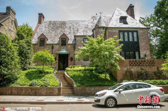 美国总统奥巴马和夫人米歇尔近日在华盛顿西北部的富人区卡洛拉马区，租了一幢8200平方英尺（约762平方米）的房子，作为他们在白宫之后的第一个住所，直到小女儿完成中学学业。图片来源：东方IC 版权作品 请勿转载