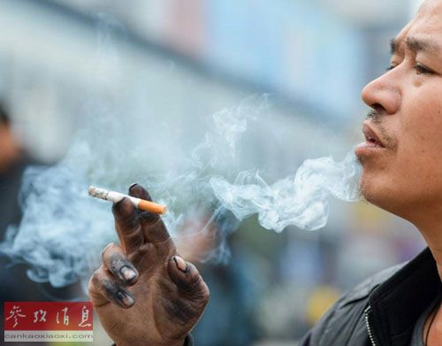 资料图片:在株洲市火车站,一名男子正在吸烟。
