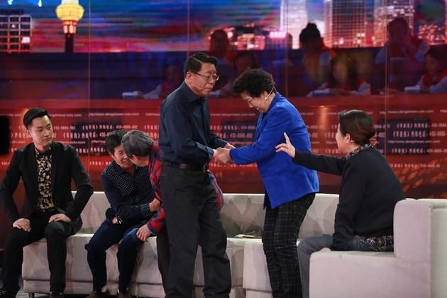 颜廷军与医生家人。