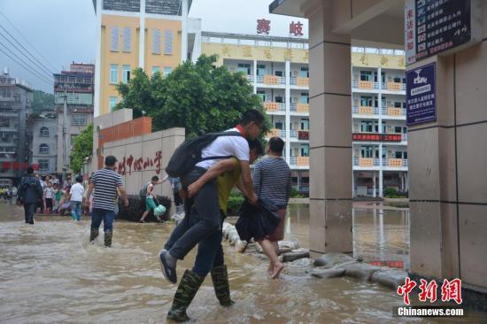 6月2日，福建福安市迎来强降雨，导致该市赛岐镇一街道被雨水淹没。 叶茂 摄