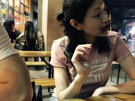 朱亚文带老婆沈佳妮深夜撸串示身材被指心机重