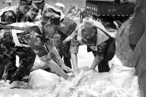 　昨日，武警重庆总队四支队官兵在319国道垒起沙袋，使洪水改道进入河道