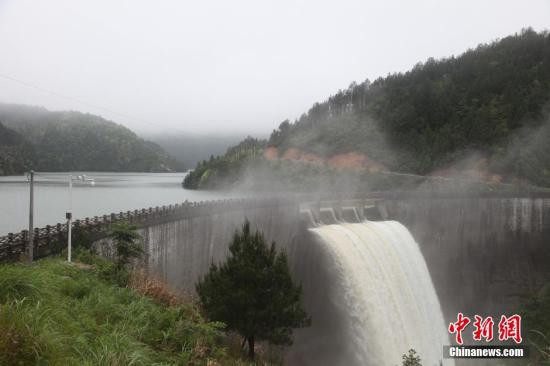 6月2日，福建宁德市周宁县降下暴雨，当天5时至17时多个乡镇的过程雨量达到100毫米以上。 周宣 摄
