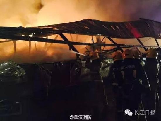 武汉汉口北仓库发生大火 商户：所有家当都烧了