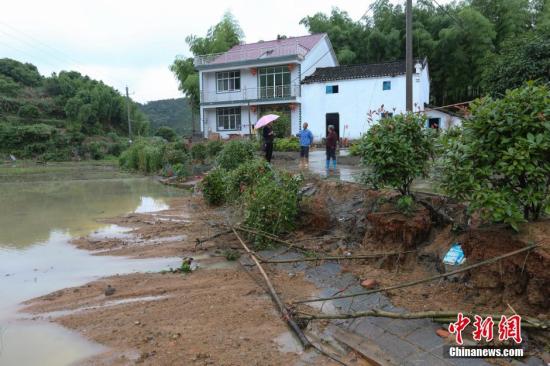 6月2日，江西省九江市武宁县清江乡，路基垮塌，良田被毁。 蒋德先 摄