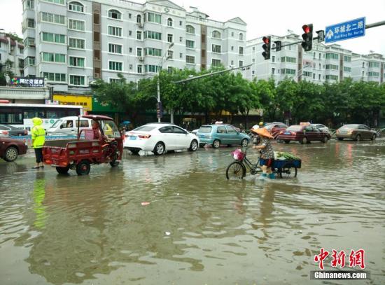6月3日11时许，广西桂林市环城北二路桂花园小区门口路段的积水。欧惠兰 摄