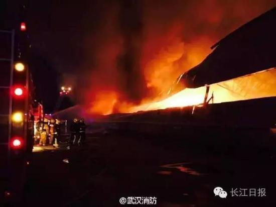 武汉汉口北仓库发生大火 商户：所有家当都烧了