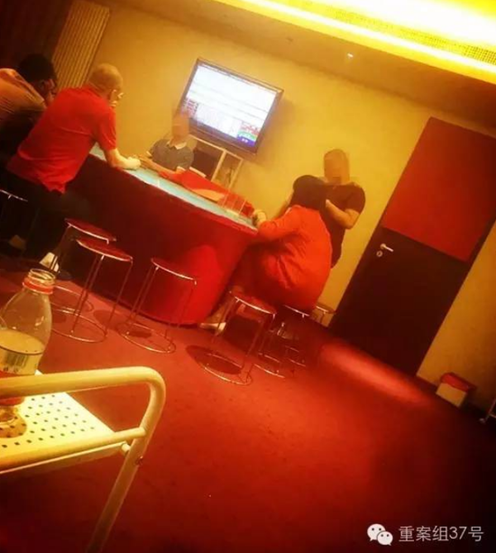 赌客正围着赌桌下注赌钱