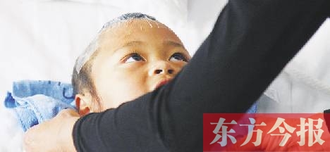 被咬伤的女童。