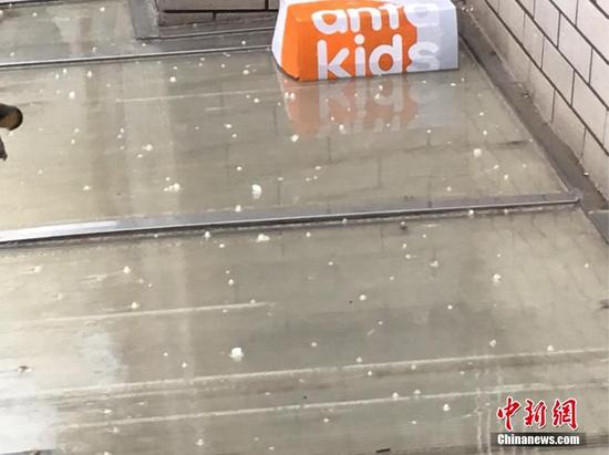 6月10日，北京自西向东迎来一场雷阵雨，雨中伴有雷声及闪电，局部地区出现冰雹。图为北京东四环朝阳路附近出现冰雹天气。中新网记者 富宇 摄