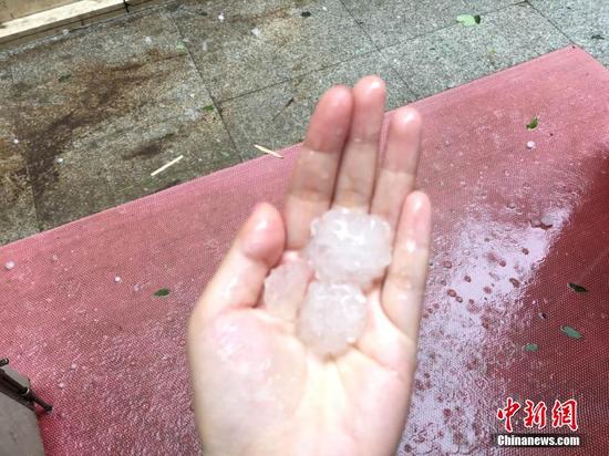 6月10日，北京自西向东迎来一场雷阵雨，雨中伴有雷声及闪电，局部地区出现冰雹。图为北京东四环朝阳路附近出现冰雹天气。中新网记者 富宇 摄