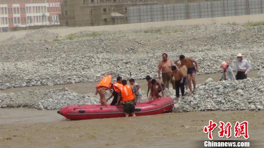 图为和田消防人员利用冲锋舟营救被困人员。 付强 摄