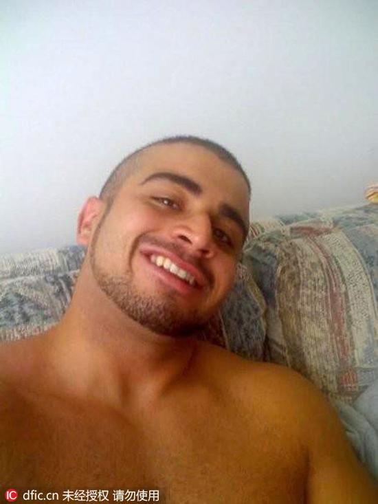 当地时间2016年6月12日，美国佛罗里达州奥兰多市，当地一家同性恋夜店发生枪击事件，目前已致50多人死亡，嫌犯枪手Omar Mateen的自拍照遭曝光。