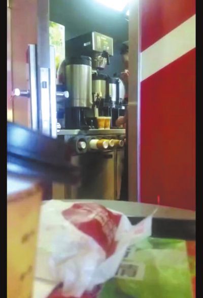 服务员将勺子放进嘴中