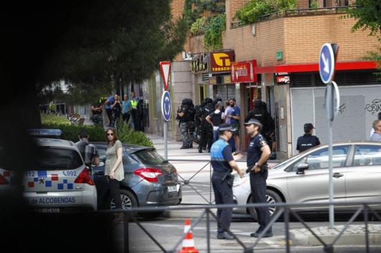西班牙一警察在中餐馆与警方持枪对峙8小时后自杀。（网页截图）