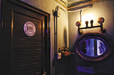 15日，三里屯某酒吧内，一间厕所挂出“性别友善厕所”标识。