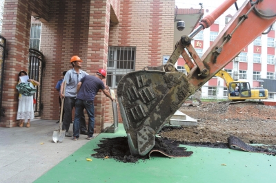 昨天上午，实验二小白云路分校塑胶操场开拆。