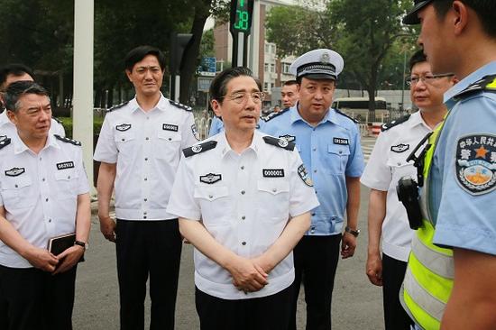 　6月19日，国务委员、公安部部长郭声琨在天津调研。图为在交警执勤岗，郭声琨亲切看望辛勤工作在基层一线的民警，并代表公安部党委向广大民警致以诚挚慰问。