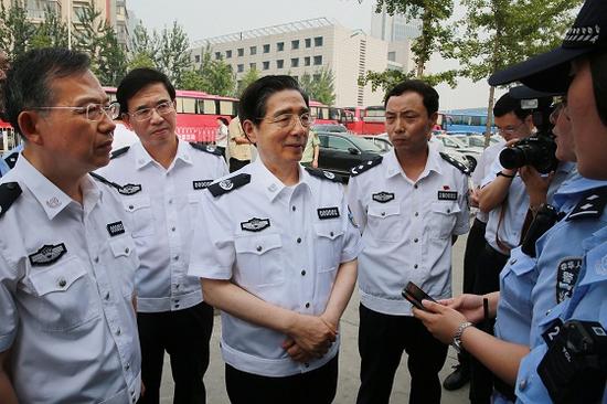 6月19日，国务委员、公安部部长郭声琨在天津调研。图为在基层所队，郭声琨详细了解执法记录仪、移动警务终端等执法装备的配备使用情况。