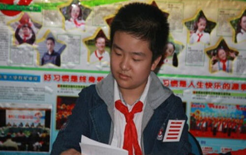 五道杠少年的人生简历:2岁开始看《新闻联播》|五道杠|新闻联播_新浪新闻