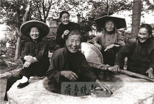 伊淑英与张玉梅(已故)、杨桂英(已故)、伊廷珍(已故)、冀贞兰(已故)、公方莲(已故)五位老人被尊称为“沂蒙六姐妹”。