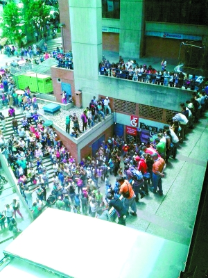 委内瑞拉当地超市和商场遭遇哄抢。