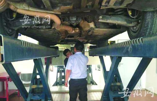 北京来的检测师正对车辆进行检测。(受访者供图)