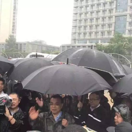 李克强总理是从湖南岳阳乘高铁急赴湖北武汉，一路上大雨如注。总理一下车，