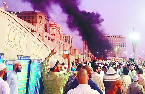 当地时间4日晚，沙特著名圣城麦地那发生自杀式爆炸袭击。图为爆炸地点浓烟滚滚。