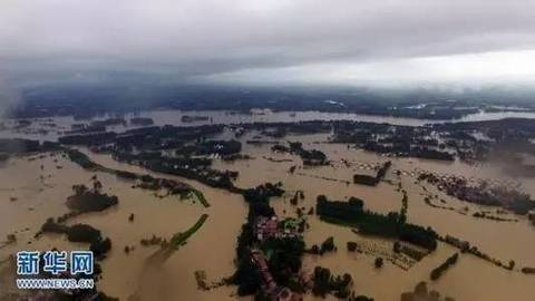 据新华社，7月1日晚，湖北武汉新洲区举水河发生特大洪水，凤凰镇郑园村陶家河湾举水河西圩垸发生溃口，口门70多米，附近6个村庄、1个社区被淹。