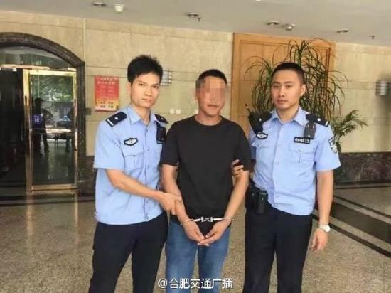 犯罪嫌疑人被警方控制