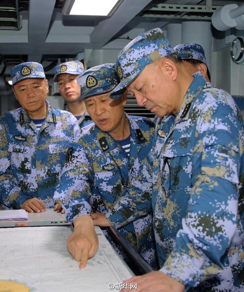 海军在南海举行实兵对抗演习 吴胜利现场指导