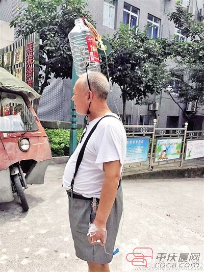 网友拍摄的杨度学顶着输液神器的照片。