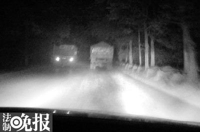 　深夜凌晨，无牌农用车拉上沙子后急速驶离永定河