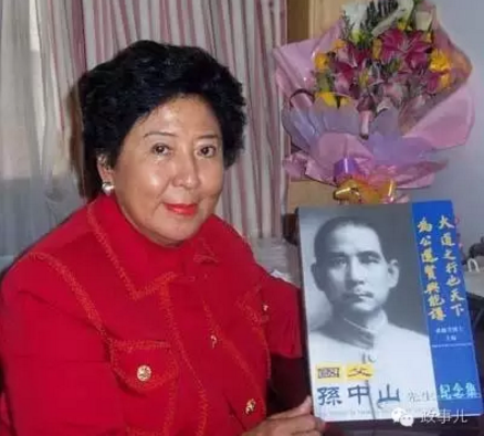 2003年，孙穗芳到北京签售《我的祖父孙中山》纪念集。