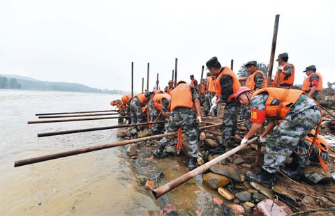 参与抗洪抢险的部队官兵在石家庄市赞皇县抢修被洪水冲毁的都户桥