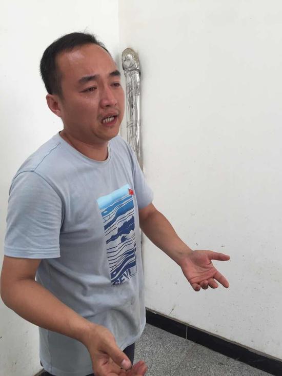 面对记者采访，镇长没说几句就哭了。