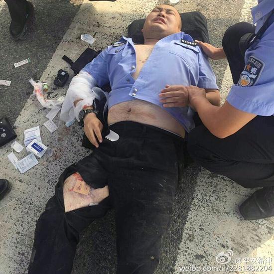 民警执勤遭微型货车撞击 幸穿防弹衣保命(图)