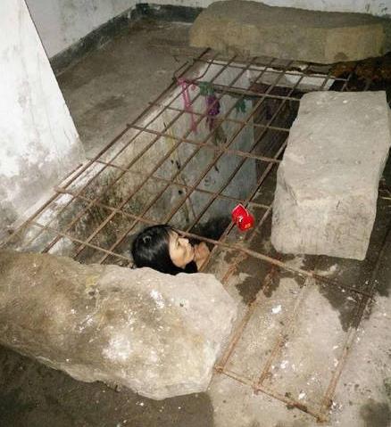 女子患精神病被关进铁笼 家人称为防其伤人