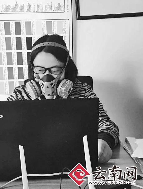 正戴着呼吸保护器工作的员工