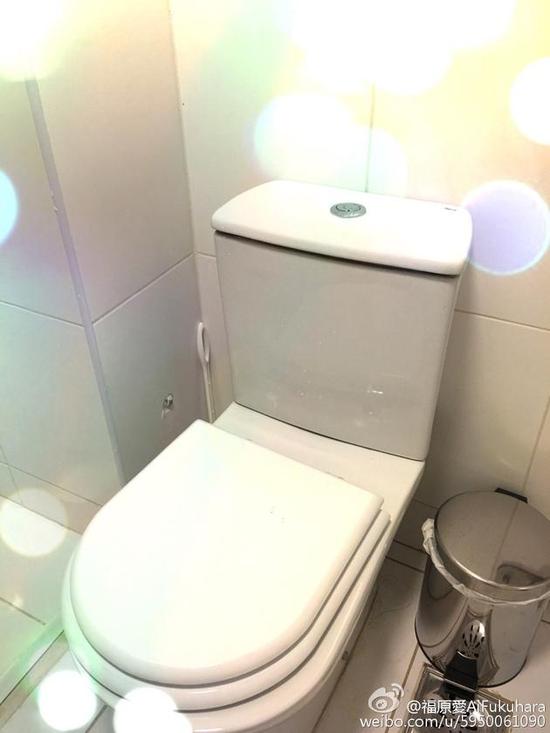 配文自称自己修好了马桶:"奥运村的厕所早上坏了,正