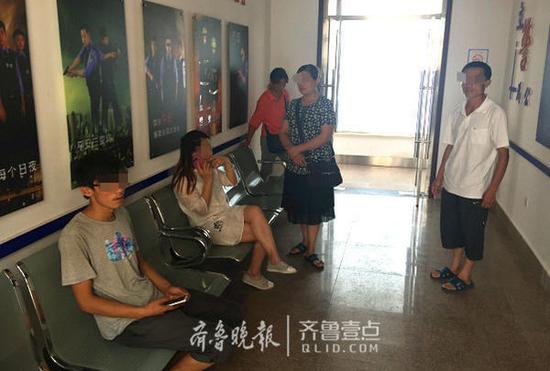 　常升一家在派出所等待处理结果。齐鲁晚报·齐鲁壹点记者 刘震 摄